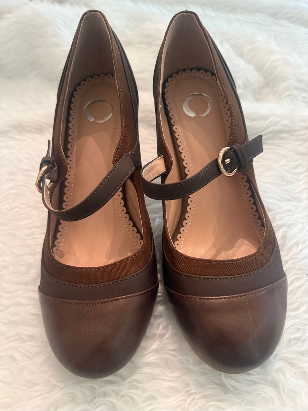 Classic Mary Jane Pumps in Brown - Elegant Women's Shoes